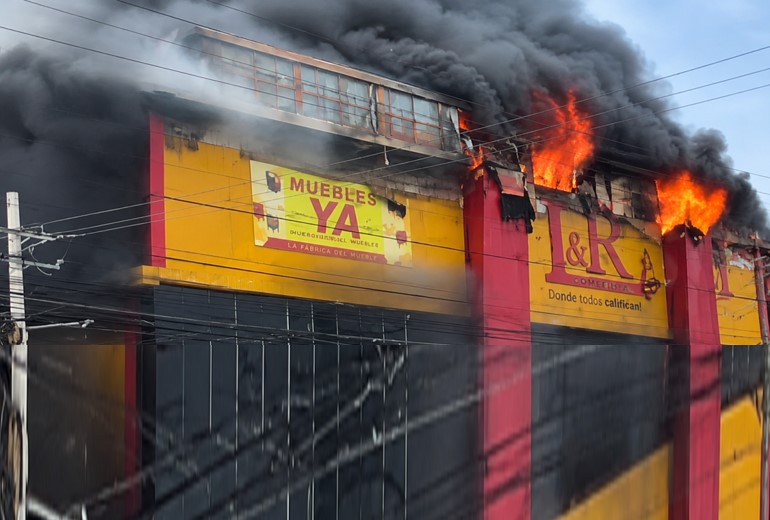 Voraz incendio destruye sucursal de L&R Comercial en Santo Domingo Este y provoca saqueos